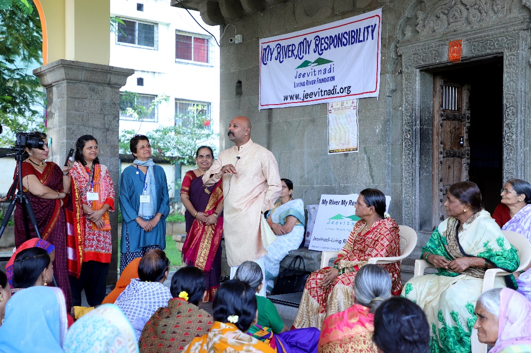 Raising awareness on composting of nirmalya in one of the temples in Pune (Image Source: Jeevitnadi Living RIver Foundation)