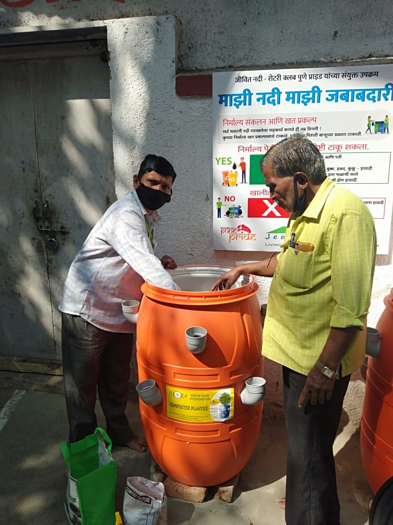 Trustees of Shiv Mandir, Bopodi taking personal interest in making of the compost (Image Source: Jeevitnadi Living River Foundation)