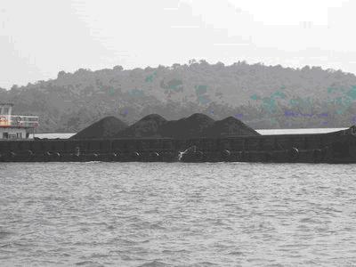 Barge carrying Coal and Iron Ore on the Mandovi. Photo with thanks from: http://mandgoa.blogspot.com/search/label/Mining