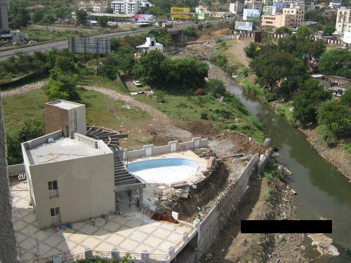 An Apartment complex Pinnacle Brookside in Bavdhan area, next to RamNadi. Notice the outlet draining in the river. Photo with thanks from: Ravi Karandeekar’s Blog