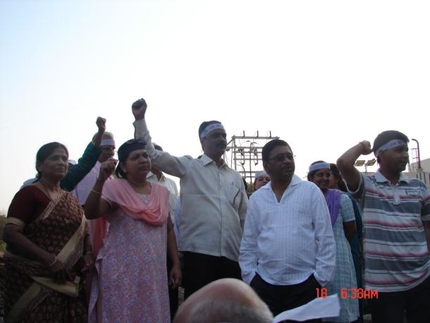 Citizens of Sai Kamal Society, Bavdhan protesting against encroachment of an industry in the Ram Nadi channel. Source: Parineeta Dandekar