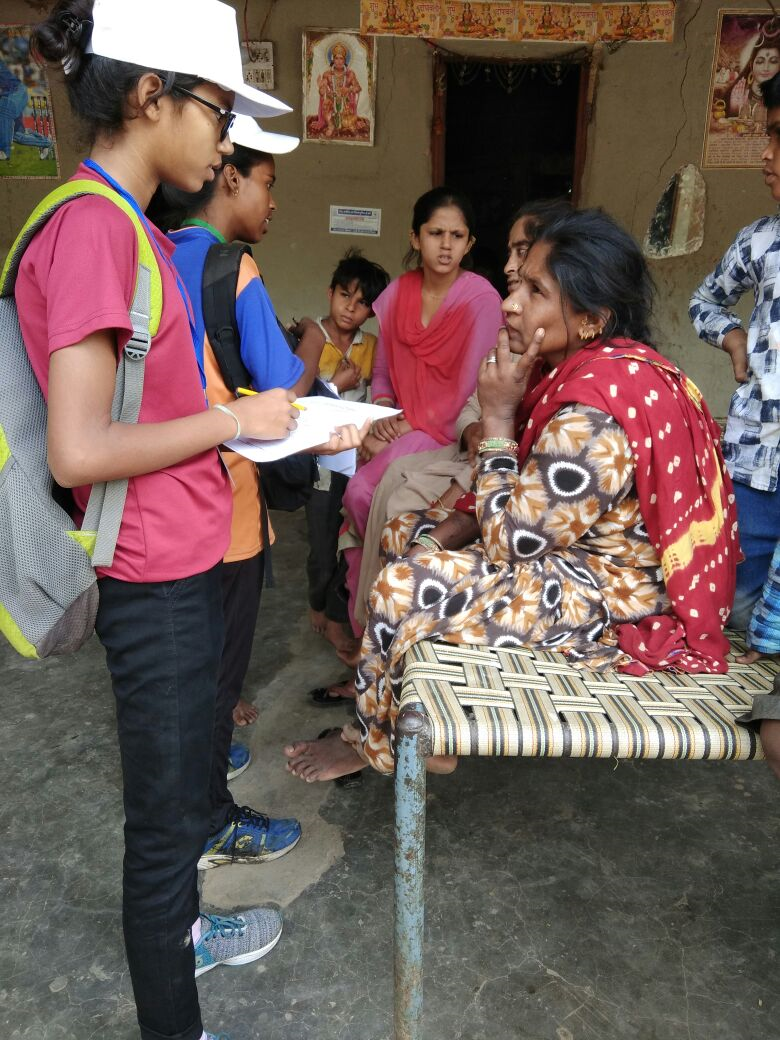 Students speak to people to understand air pollution sources. (Pic courtesy: ISW)