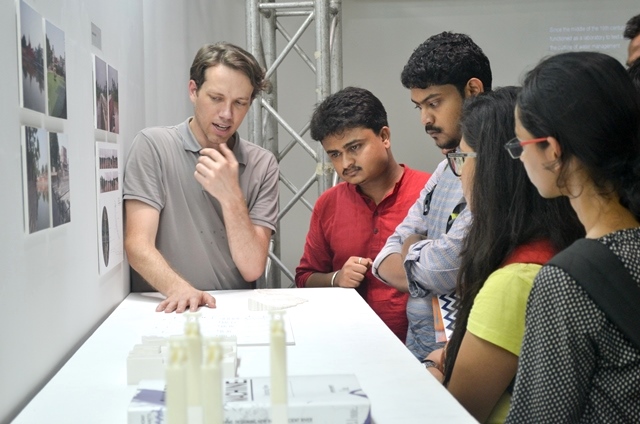 Dr Anthony Acciavatti, in conversation with students at the exhibition in Mumbai (Image source: Columbia Global Centers, Mumbai)