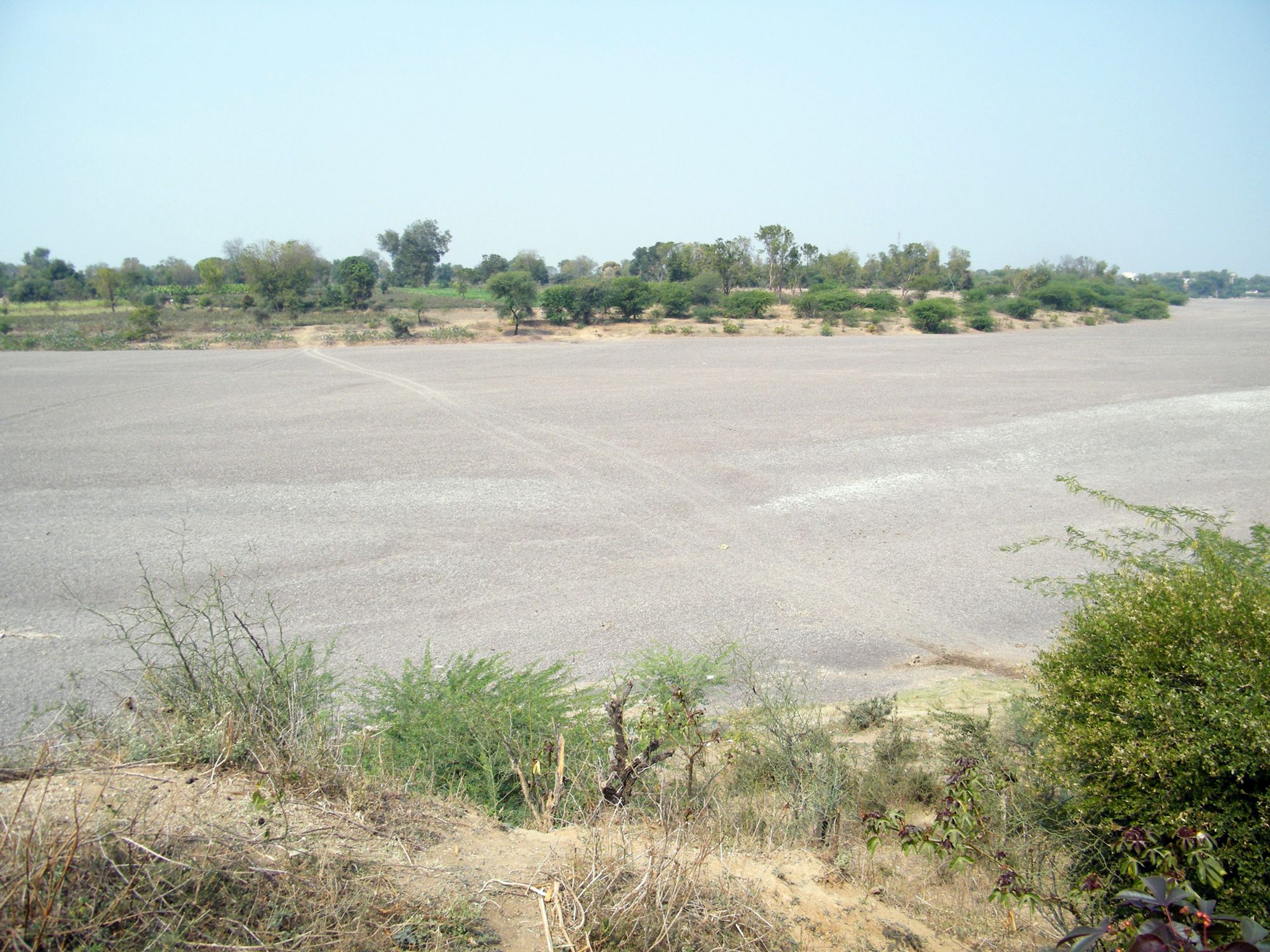 Silted river of Bori, a tributary of Tapi (Image: Pooja Joshi Chaphalkar, By-NC-ND 2.0, Flickr Commons) 