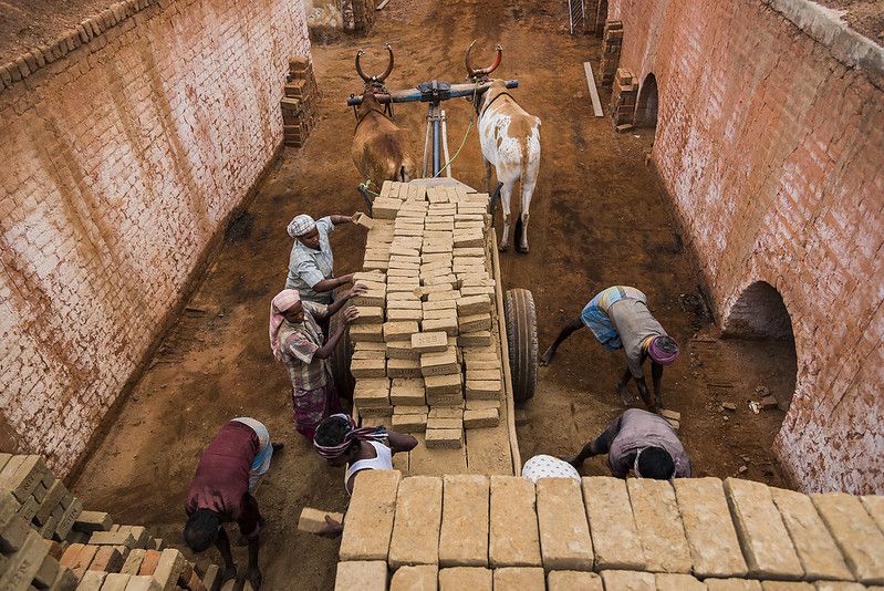 Brick kiln labourers form a large portion of workers in the informal sector in India (Image: Kannan, Flickr Commons)