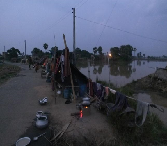 Musahar Toli of Chittarbigha village, Patna. Kuccha houses of the village were all damaged in the floods, rendering the community helpless. Here, they have set up makeshift shelters by the side of the road.