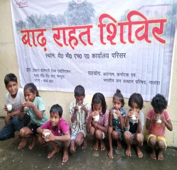 Children from Mainpura gram panchayat, Patna, drink milk provided by BJUP (Bihar Sharif), Arghyam (Bengaluru) and BVHA (Patna).