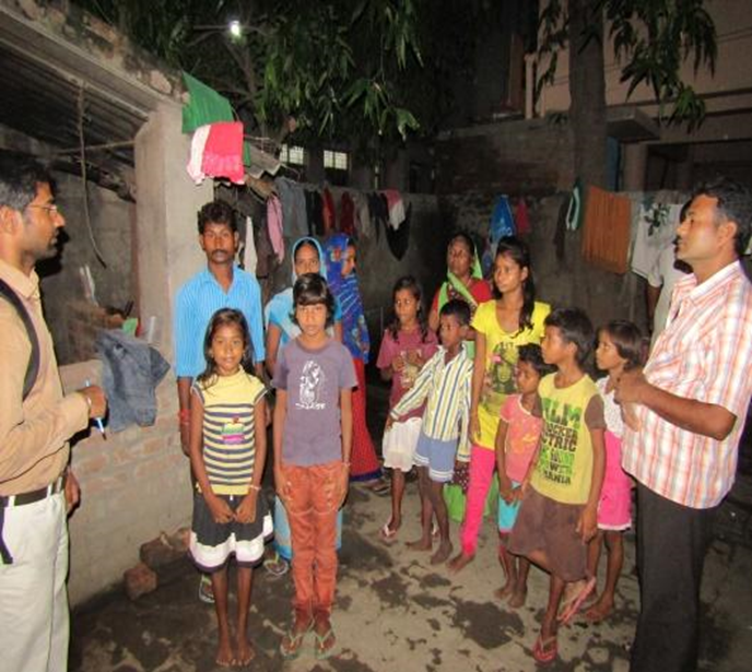 BJUP project coordinator talks to the families from the flood-affected area of the LCT Ghat, Patna.