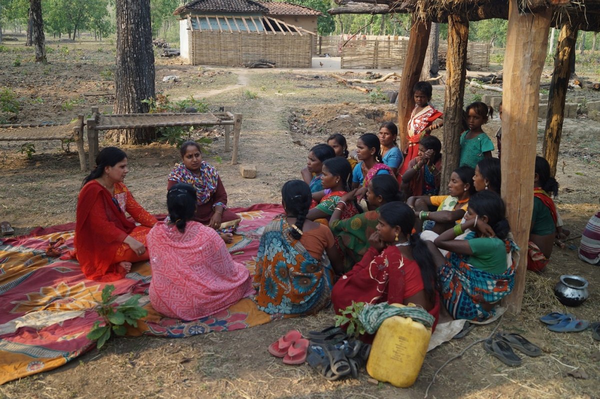 Gazala Paul, founder of Samerth, with the women from Machamoha discussing menstrual hygiene along wth Sharda Yadav, a senior colleagues of Samerth 