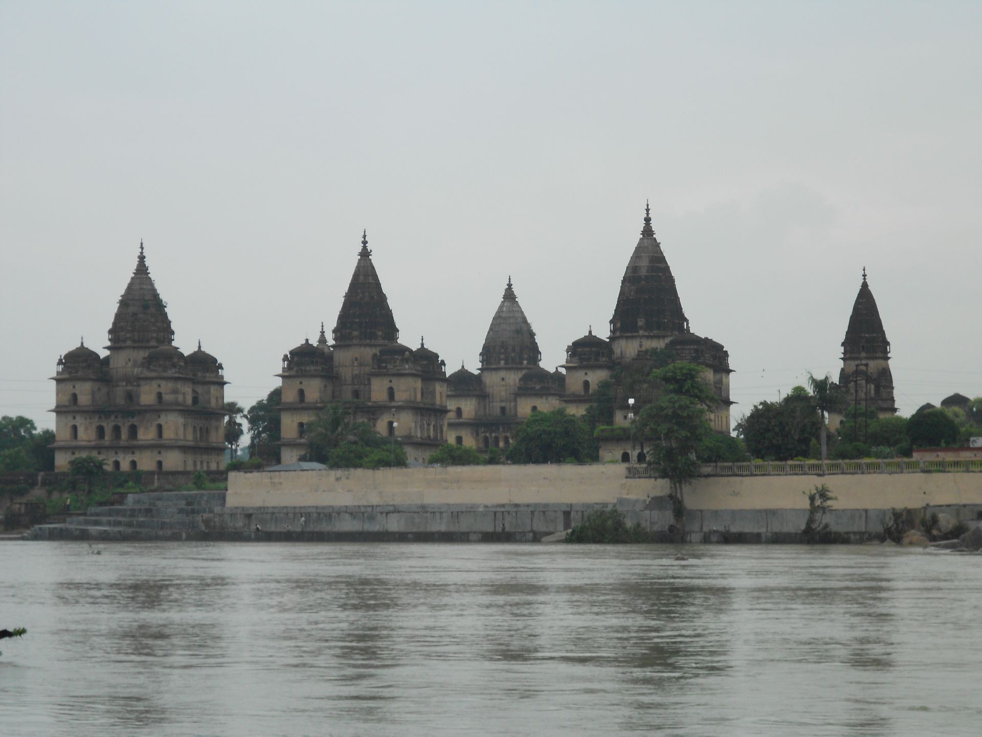 Chhatris on the bank of Betwa river; (Source: Vadaykeviv Wikimedia Commons)