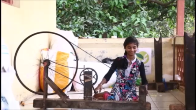 A charkha is used to process the plastic further. (Image Source: Amita Deshpande)
