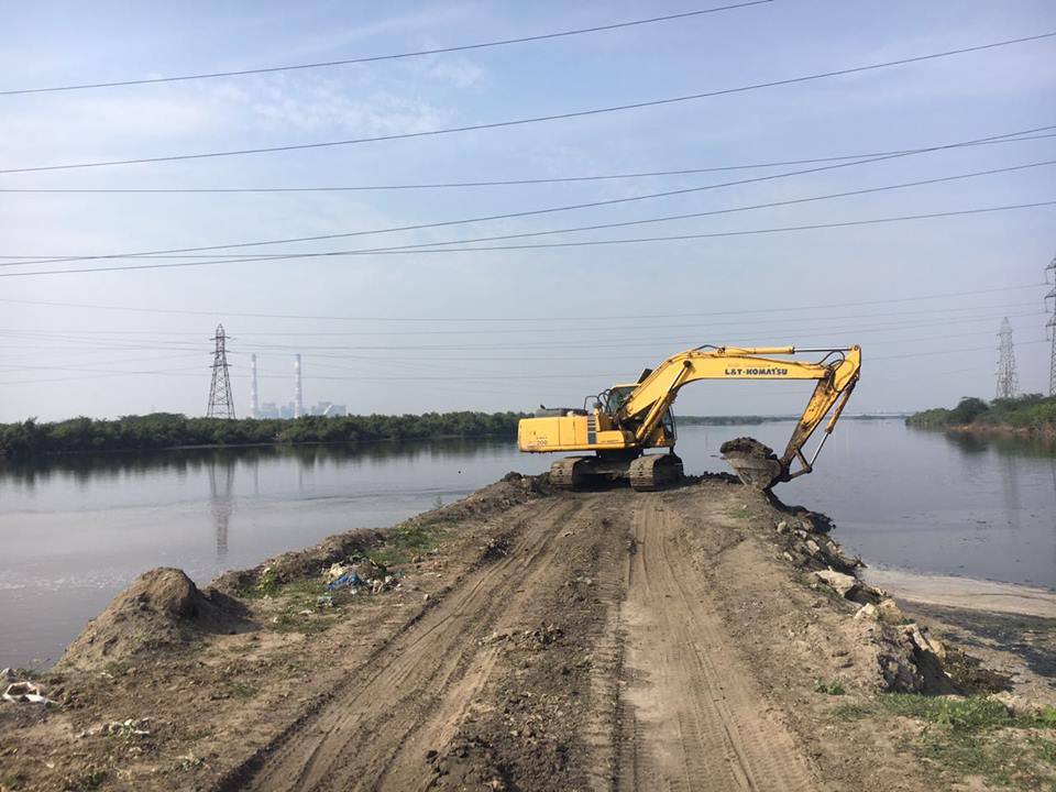 Desilting of the Buckingham Canal along with the Ennore creek is now  underway. (Image courtesy: Pooja Kumar)