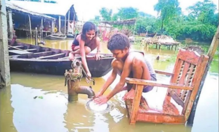 Children taking water from a submerged handpump (Image source: Prabhat Khabar)