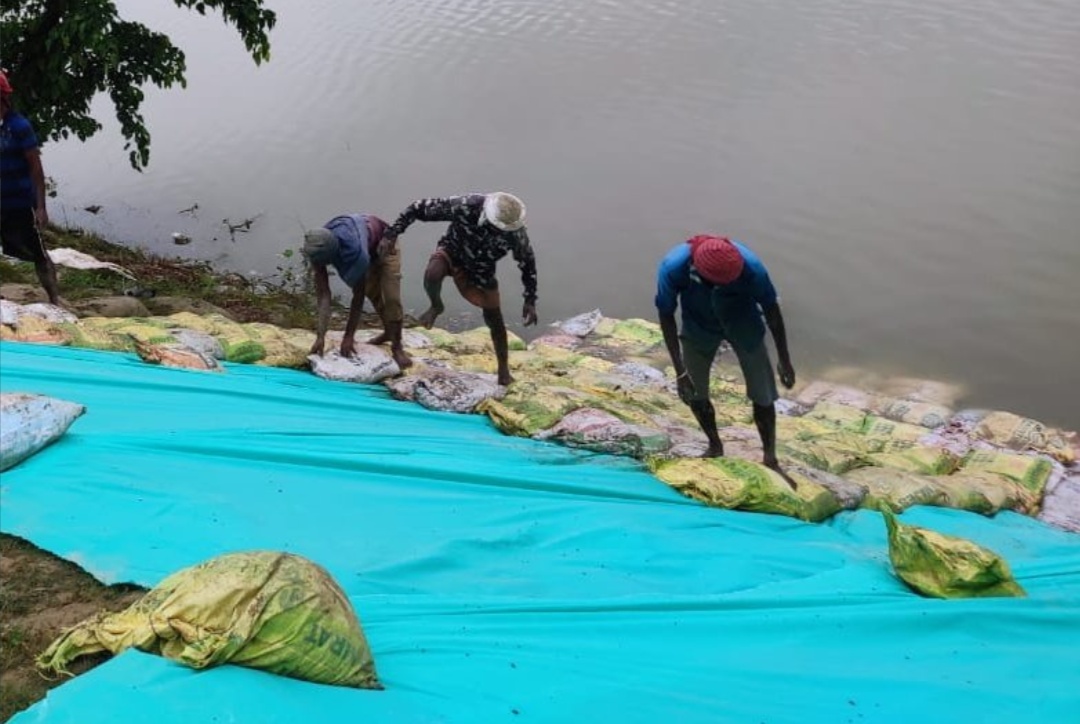 Repair work being carried out at Kamla Balan river embankment in Jhanjharpur (Source: @WRD_Bihar Twitter handle)