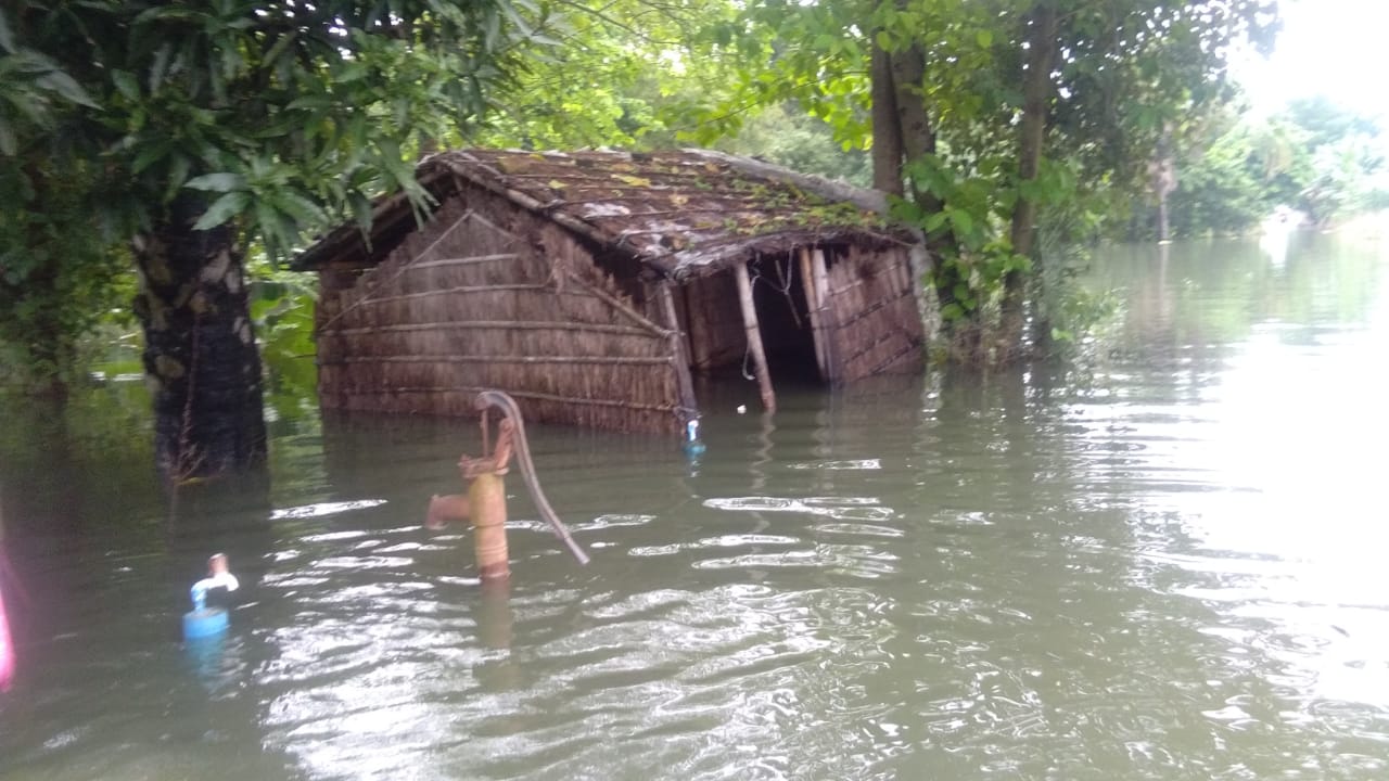 A tubewell submerged in flood water in a village in Muzaffarpur (Source: Umesh Kumar Ray)