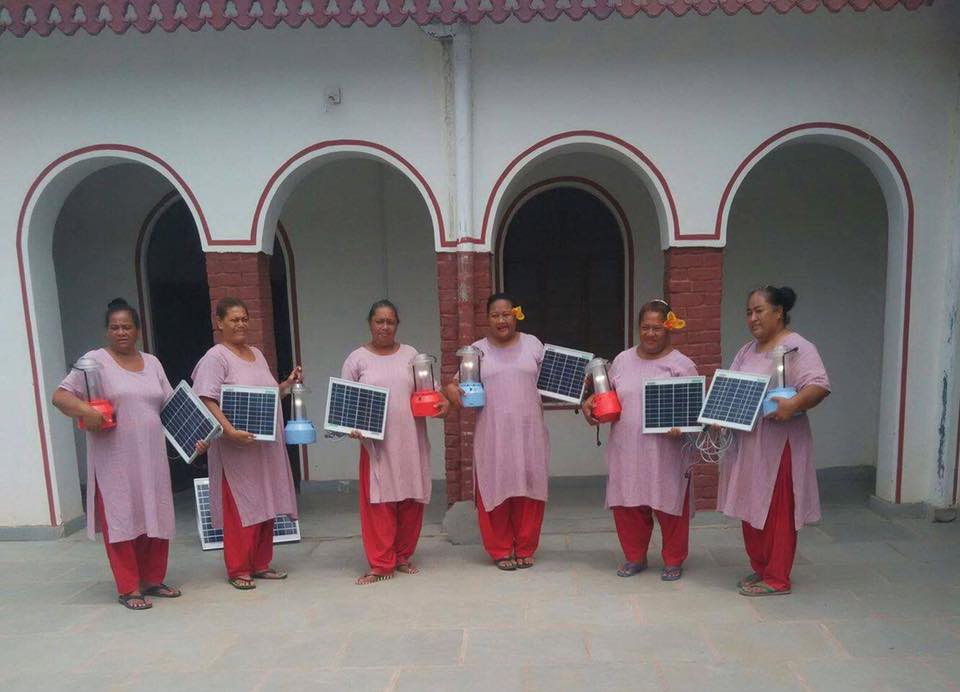 Women from Tuvalu display their solar lanterns and panels. (Image: Barefoot College)