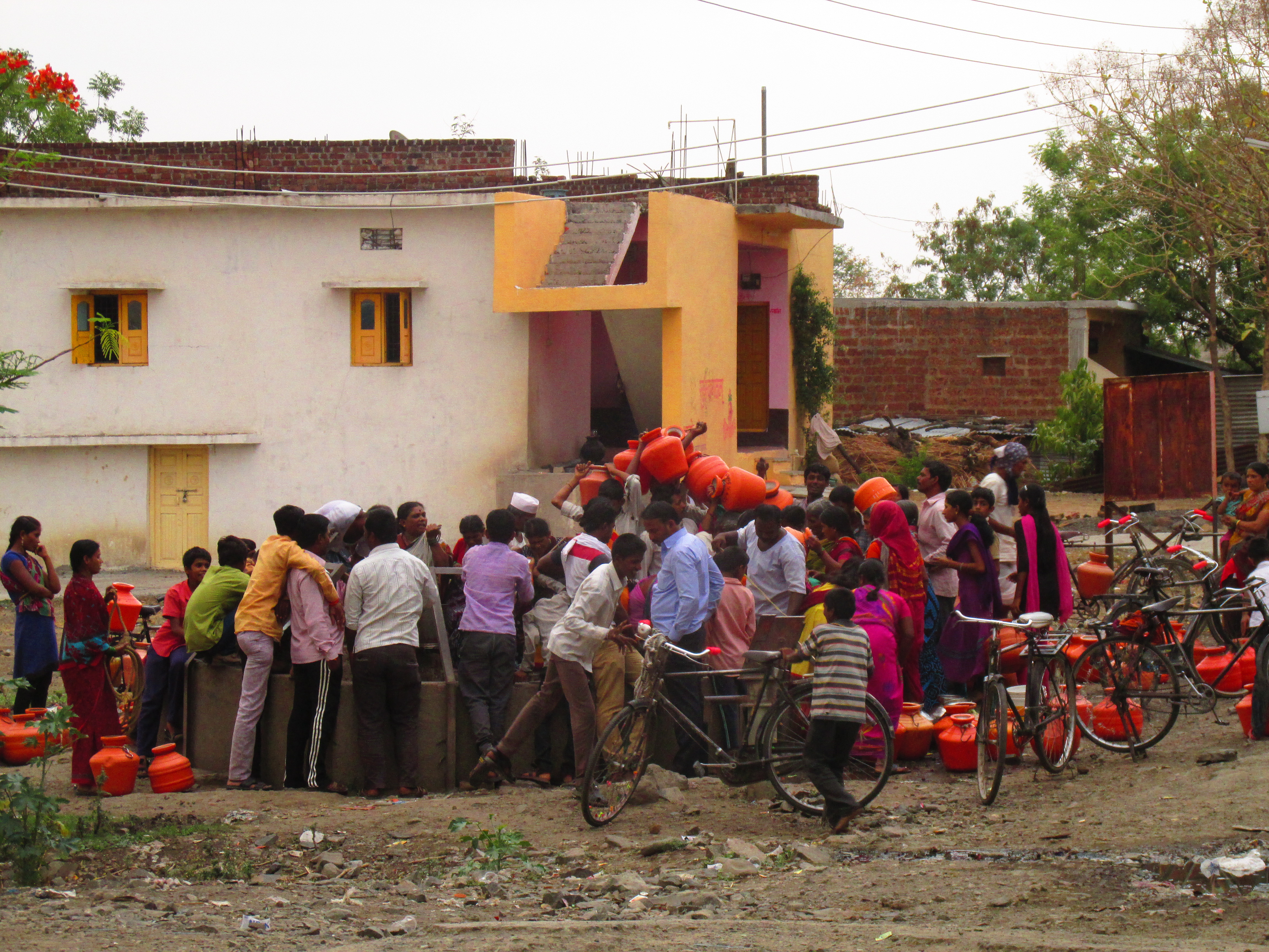 People scramble for water in Deoni, Latur (Source: Roshan Rathod)