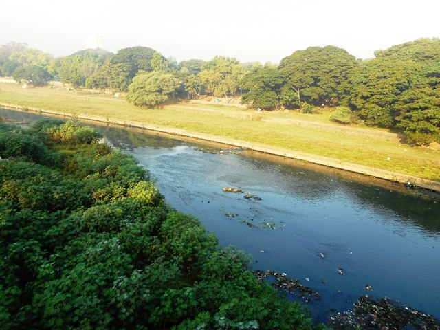 A view of the channelised and waste laden Mutha river from the Omkareshwar bridge (Source: India Water Portal)