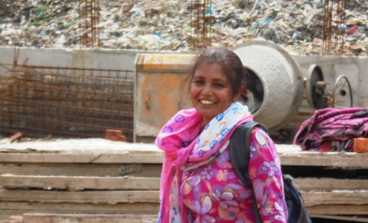 Pushpa leads the struggle of Bhalsawa people to clean water.