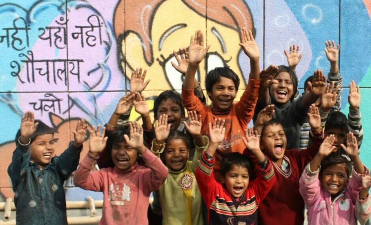 Delhi Street Art has painted cartoons and caricatures on the walls to attract people to the community toilet complex at Sultanpuri. (Image: Project Raahat, Enactus SSCBS)