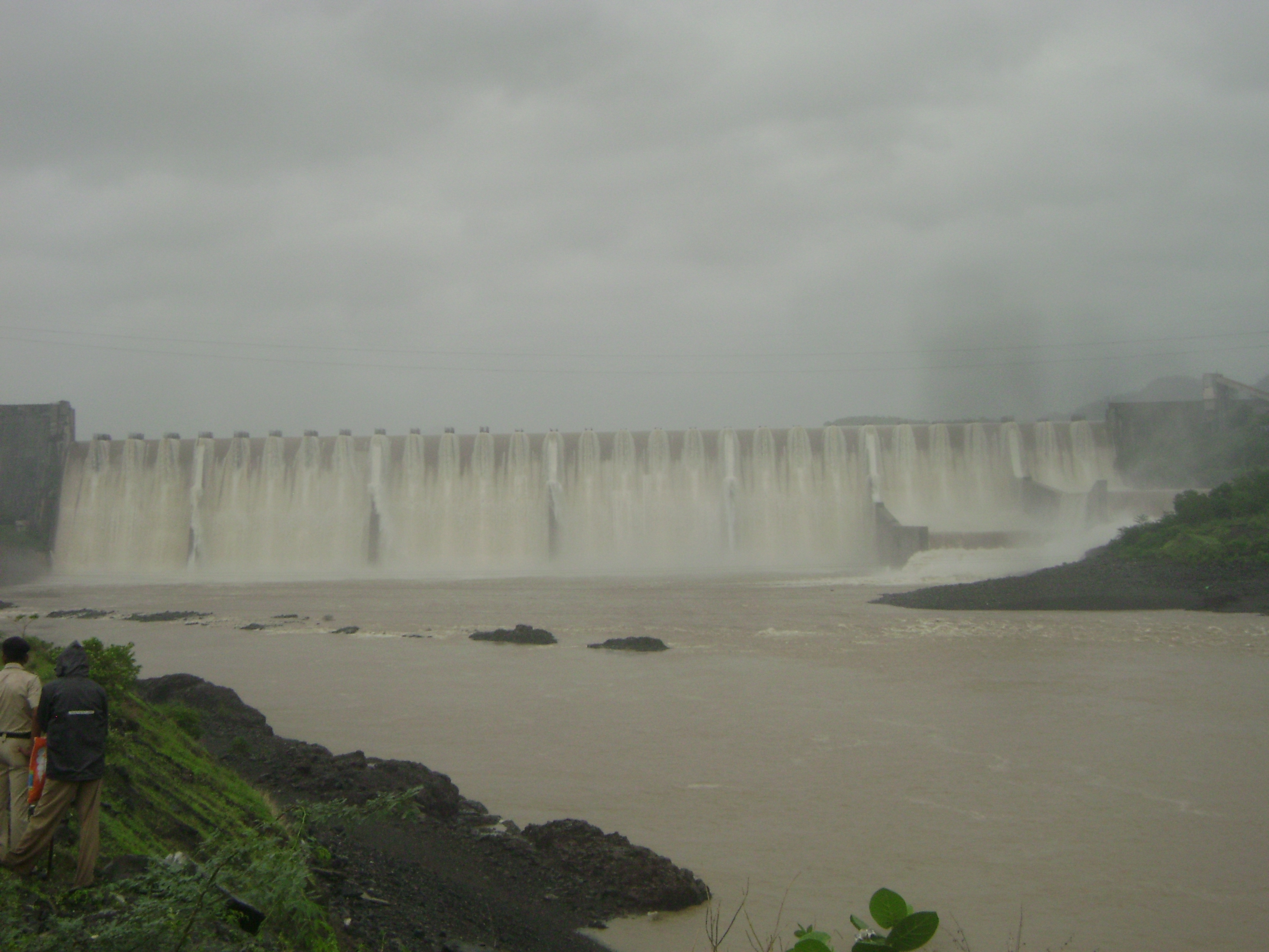 Sardar Sarovar Dam (Source: Shahakshay in Wikipedia)