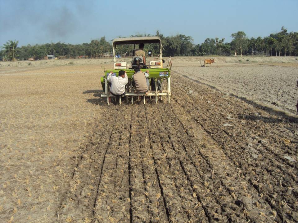 Farmers sow seeds using zero tiller machine. (Photo by Gurvinder Singh)