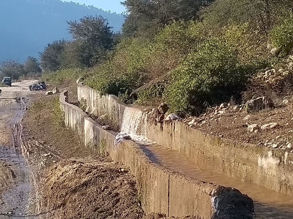 Locals have been repeatedly complaining to the dam authorities against the leakage of water from the power channel canal of the Srinagar hydroelectric project. (Image: Vimal Bhai)
