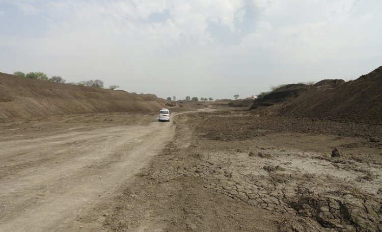 Deepening work in progress on the Manjara river in Latur (Source: Ravindra Pomane)