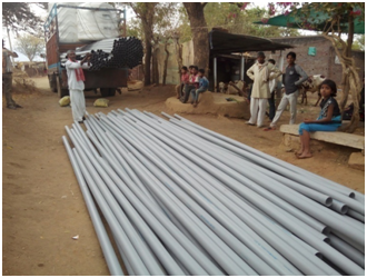 Villagers lay pipeline to connect the safe well in the outskirts to the water tank (Source:Puja Singh)