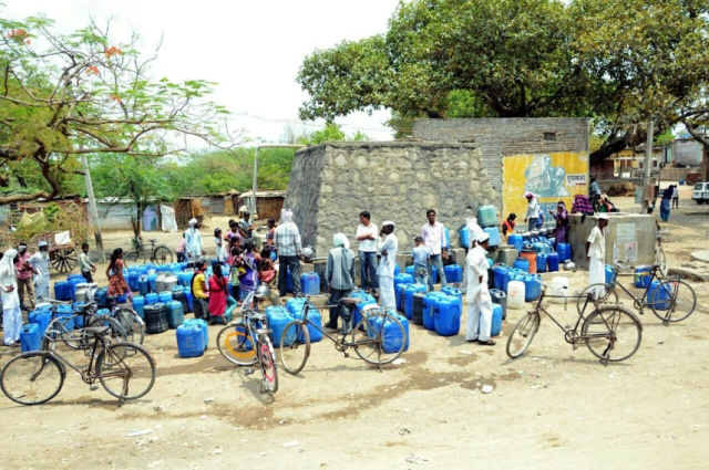 Villagers in Maharashtra waiting for tankers (Image Source: Digambar Sonwane)