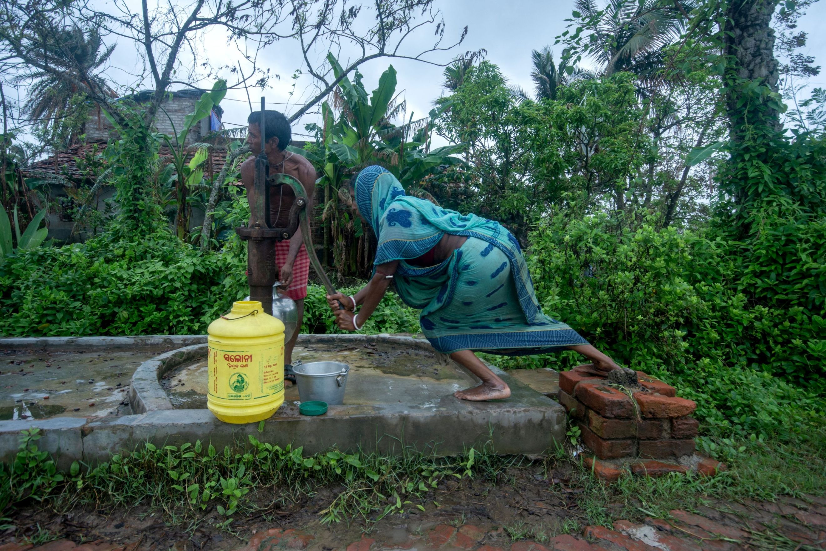 Locals have to travel for around 30 minutes to fetch water. (Image: WaterAid, Subhrajit Sen)       