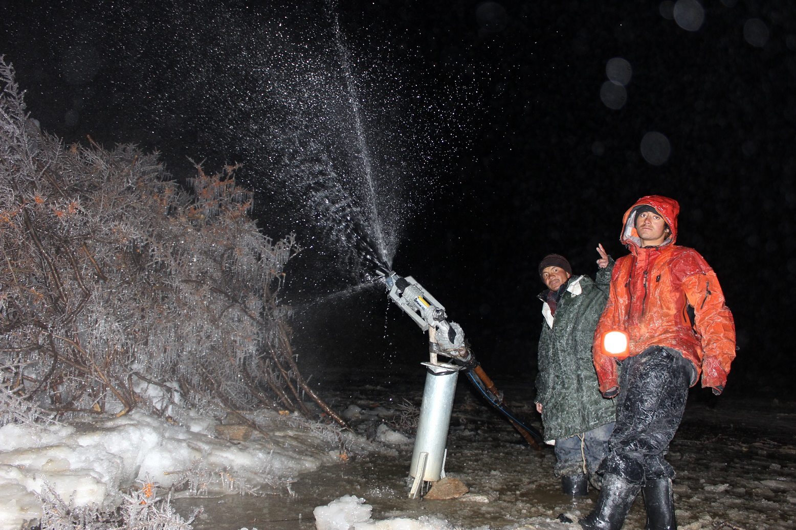 At minus 20 degree Celsius, the sprinkler froze & failed (Source: The Ice Stupa project)