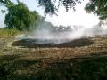 A farmer burning crop residue in his farm to prepare the farm for monsoon crop (Image: Abhiriksh, Wikimedia Commons)