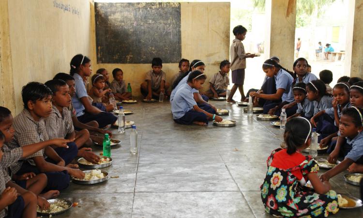 Children eating their mid-day meal at a worksite school in Andhra Pradesh (Image: ILO Asia Pacific, Flickr Commons, CC BY-NC-ND 2.0)