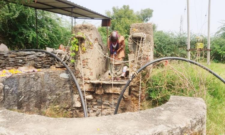 Women use an open source groundwater monitoring tool that enables collection of water level data of wells and its collation on a web platform for easy access by all. (Image: FES)