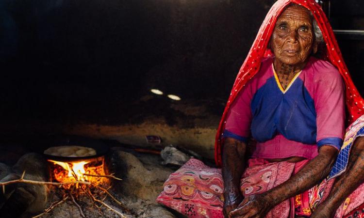 PMUY should expand its reach to urban slum households, given that there are still households without LPG connections. (Image: Adam Cohn, (CC BY-NC-ND 2.0))