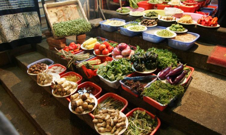 Vegetable stand at a market in India (Image: ILRI/Mann; CC BY-NC-SA 2.0)