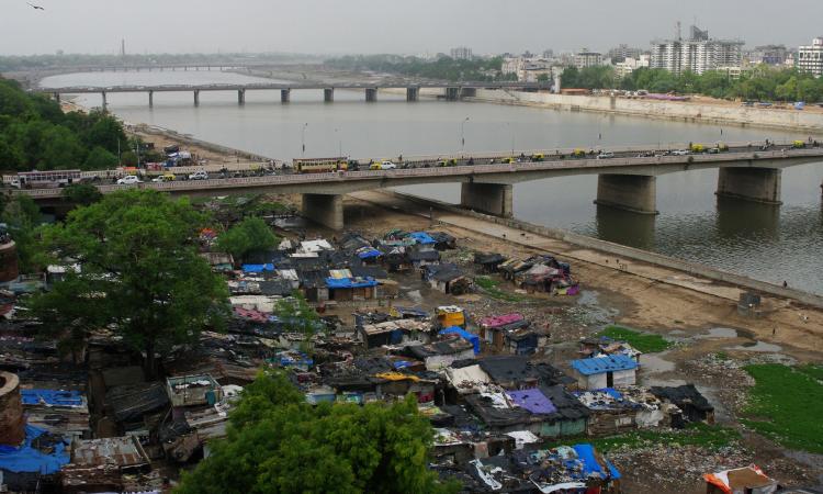 A study shows how the open space on the western bank of the Sabarmati river in Ahmedabad acts as a heat sink. (Image: Emmanuel Dyan, CC BY 2.0)