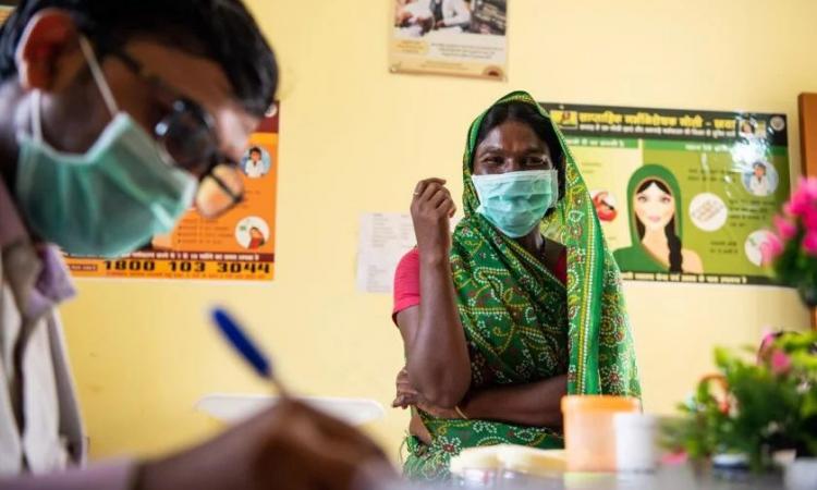 As healthcare systems in urban cities across India grapple with the second wave of COVID-19, smaller towns and villages too are facing devastating consequences. (Image: ©Gates Archive/Saumya Khandelwa)