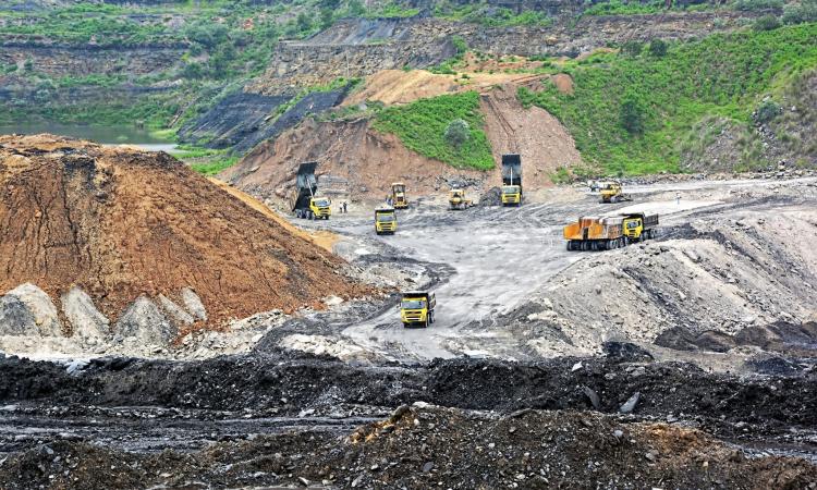 Work in progress in the coal mines in eastern India (Image: India Water Portal)