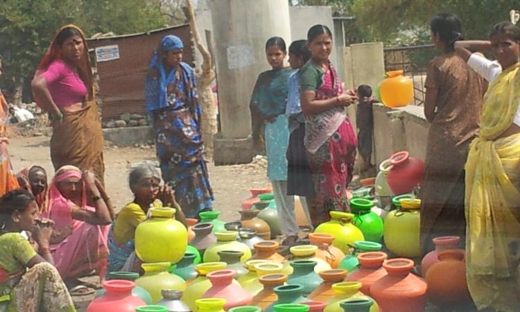Women fill water from a public tap in Karnataka (Image source: IWP Flickr photos)