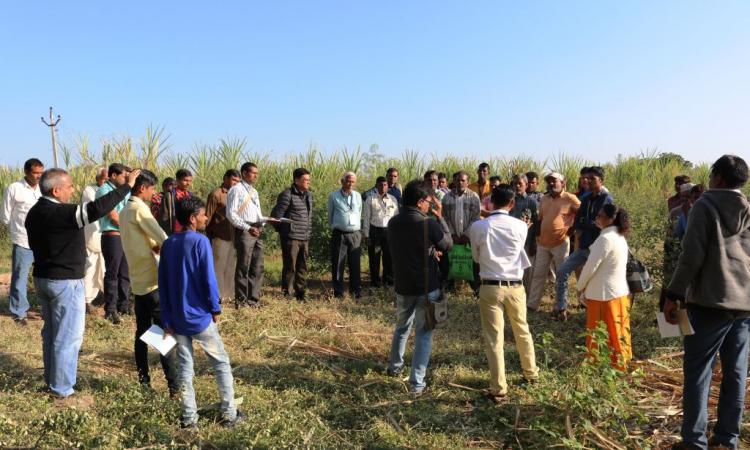 Participants discussing about PIM and Pani Samiti (Water Associations)  with local community leaders on a field visit to Pingot Dam (Image: AKRSP)