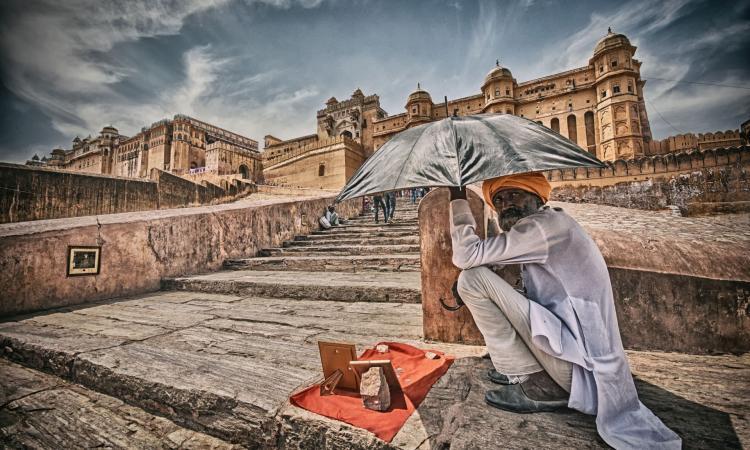 A man sits under the scorching heat of the sun in front of Amer fort in Jaipur (Picture courtesy: Prabhu B Doss, Flickr Commons: CC-By-NC-ND-2.0)