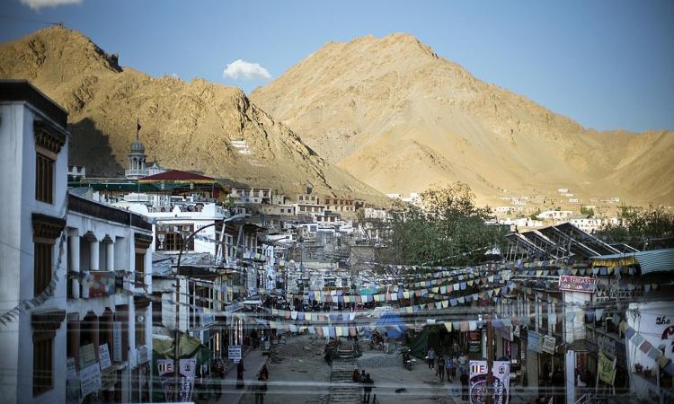 The main bazaar of Leh (Image: Christopher Michel, Wikimedia Commons, CC BY 2.0)