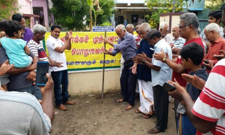 Residents of Muthulakshmi Nagar in Chitlapakkam came together to inaugurate the pilot roadside rainwater harvesting project in their area. Pic : L Sundararaman for Citizen Matters
