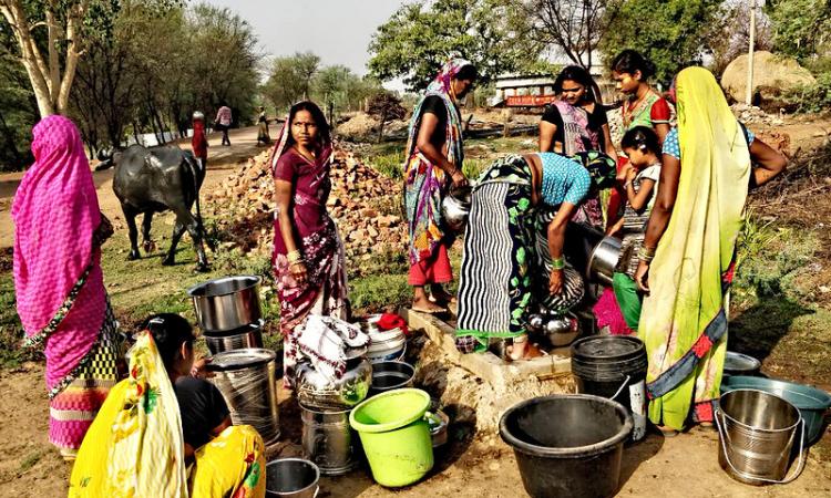 Women in Bametara district of Chattisgarh line up to collect water. Photo credit: Makarand Purohit for India Water Portal