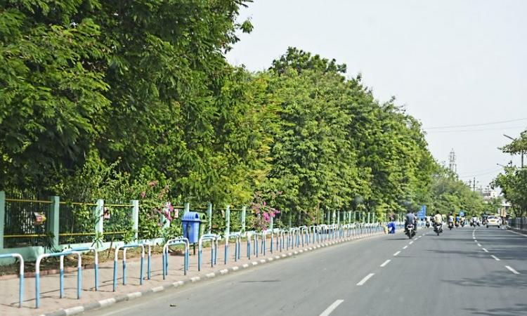 Clean road near Pardesipura, Indore. (Source: India Water Portal)