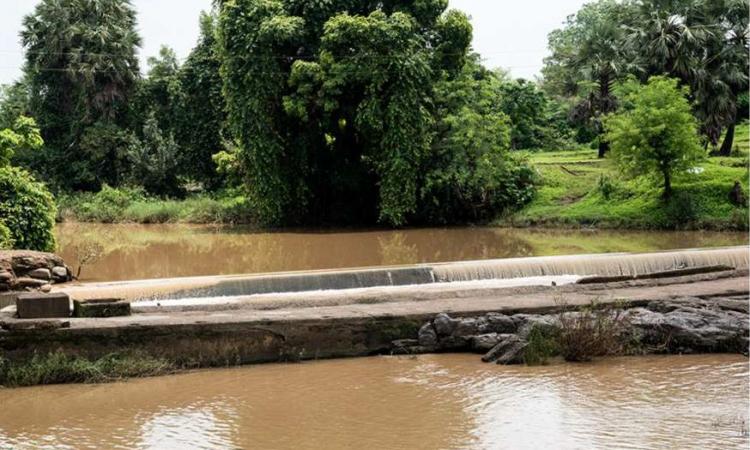 Bandhara (in Nashik, Maharashtra), a low masonry weir of 1.2 to 4.5 m height, which is constructed across a small stream for diverting the water into a small main canal taking off from its upstream side (Image: Shailendra Yashwant, Oxfam India)