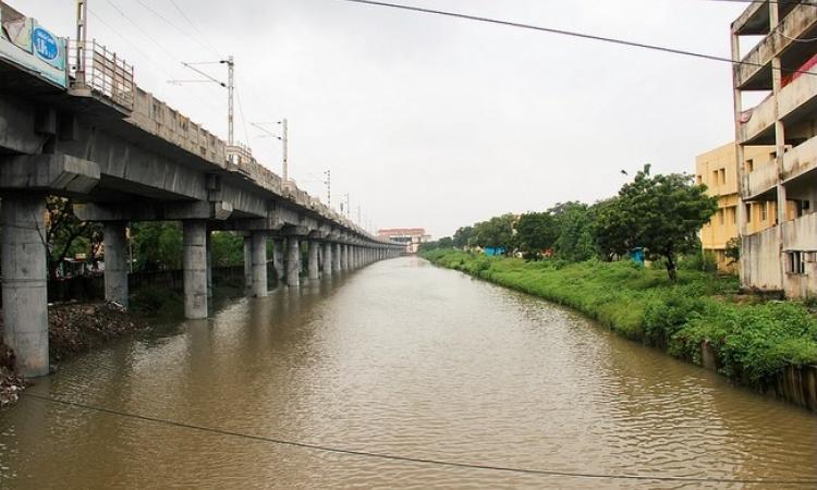 Elevated MRTS rail line right on the canal in Adyar (Image: Seetha Gopalakrishnan, IWP)