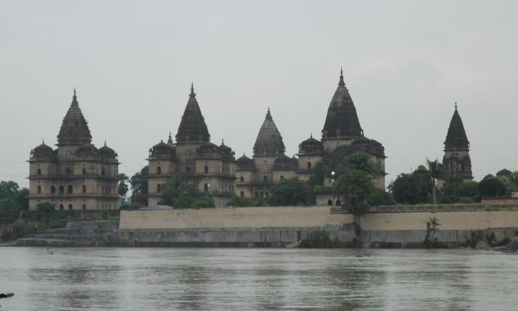 Chhatris on the banks of the Betwa river. (Source: Vadaykeviv Wikimedia Commons)